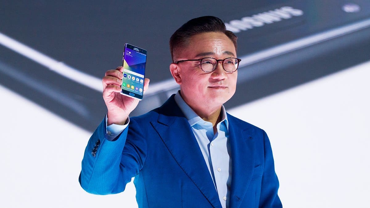 D.J. Koh unveiling the Samsung Galaxy Note7 Coral Blue color matching his blazer.