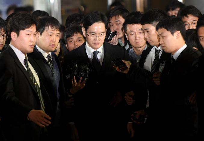 Samsung Group chief, Jay Y. Lee, leaves the Seoul Central District Court in Seoul